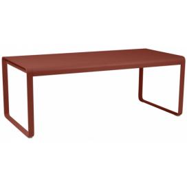 Zemitě červený kovový stůl Fermob Bellevie 196x90 cm