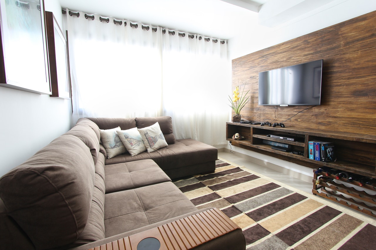 Obývací pokoj s televizí na zdi - 