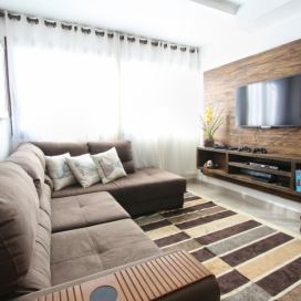 Obývací pokoj s televizí na zdi