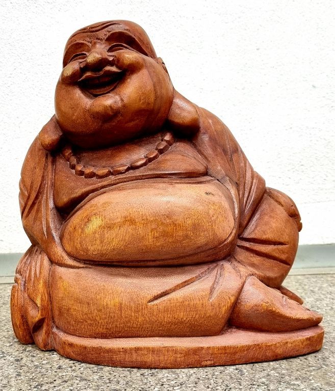 Dřevěná socha Buddha relax, 27 cm - Kokiskashop.cz