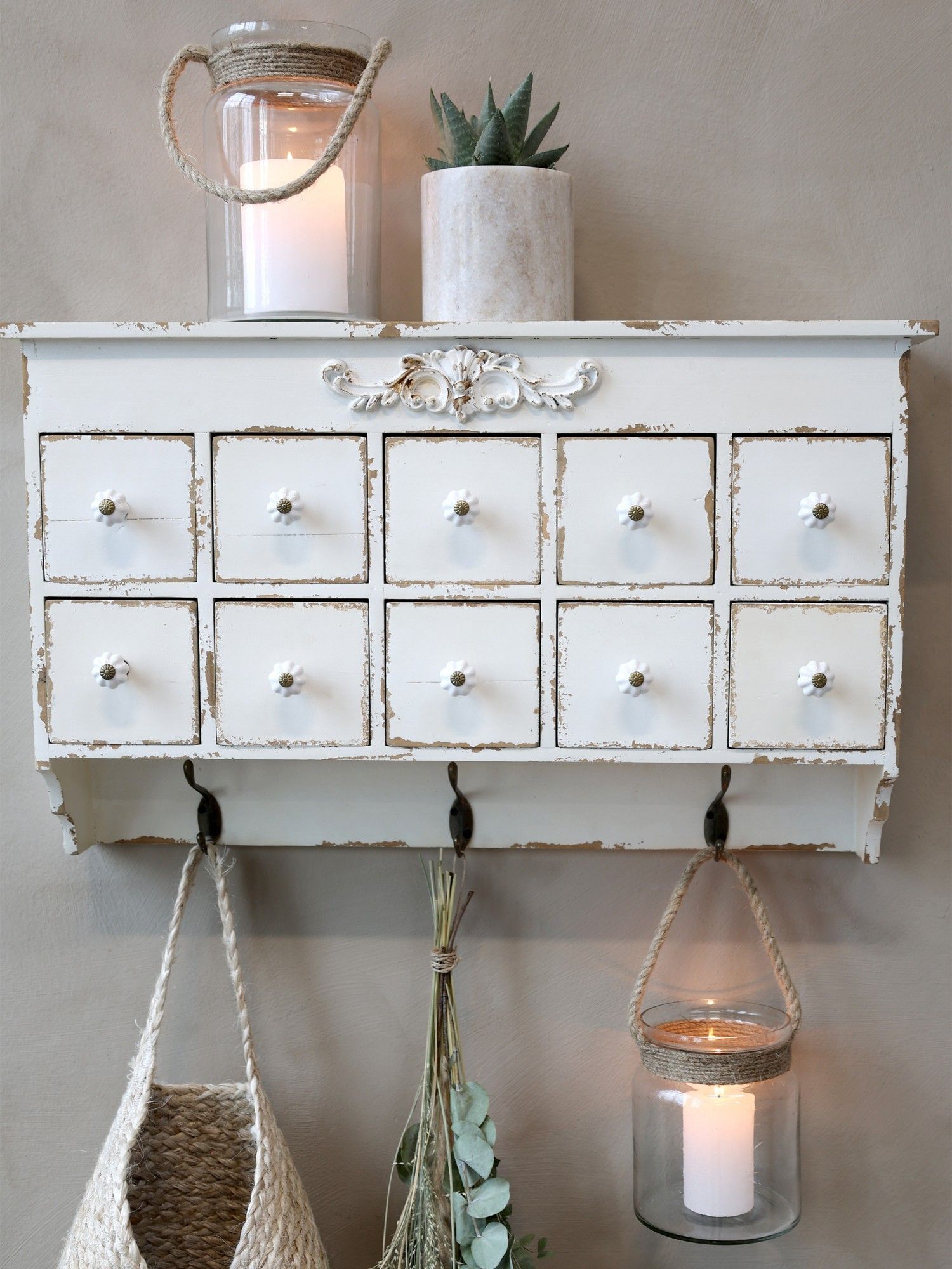 Krémová antik nástěnná dřevěná skříňka se šuplíčky Soffia - 60*15*37cm Chic Antique - LaHome - vintage dekorace