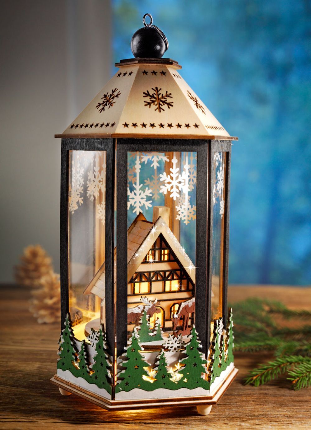 Weltbild LED Dřevěná lucerna Vánoční les s hracím strojkem - Velký Košík