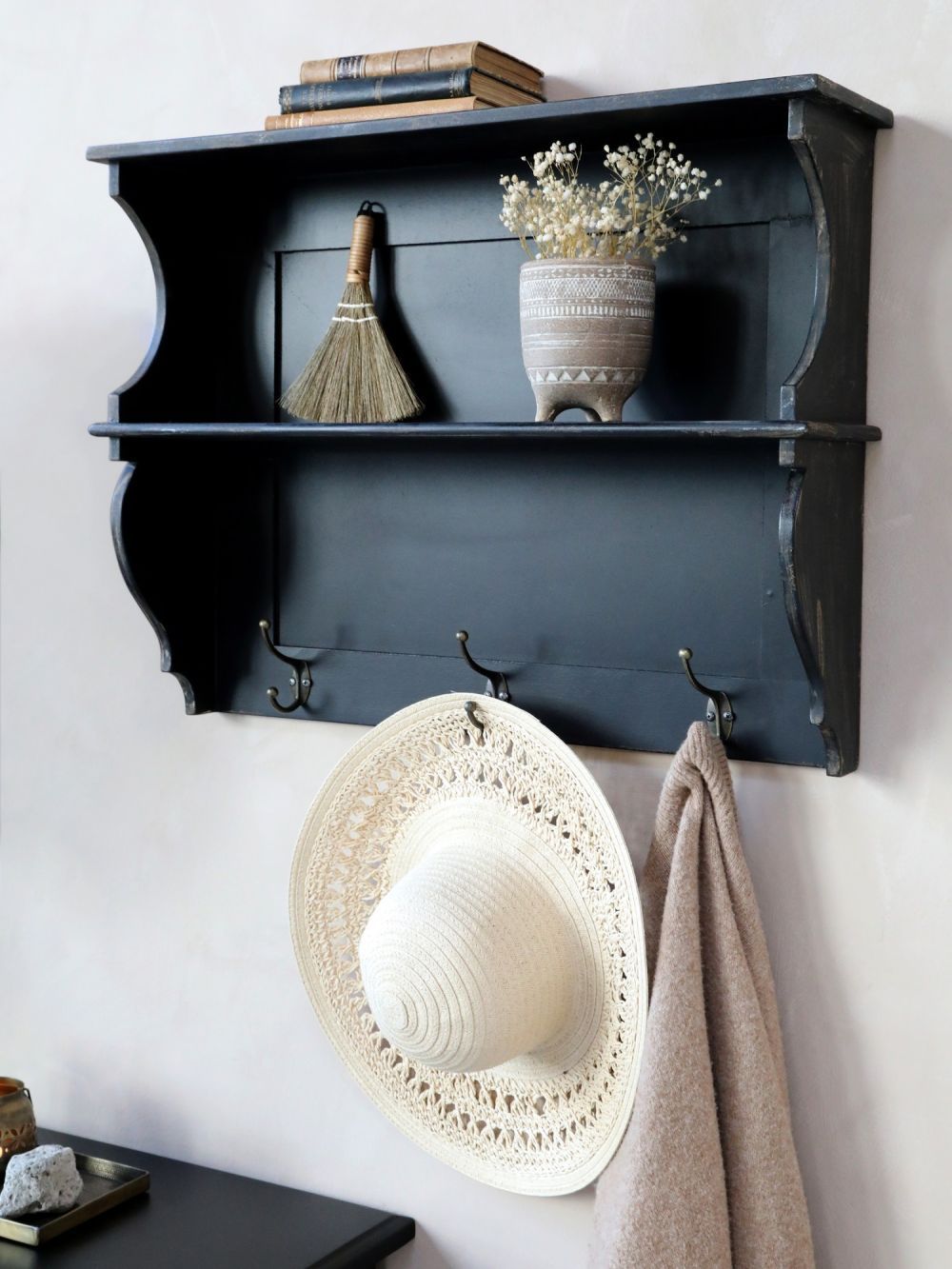 Černá nástěnná polička s háčky Hroovy - 70*17*53 cm Chic Antique - LaHome - vintage dekorace