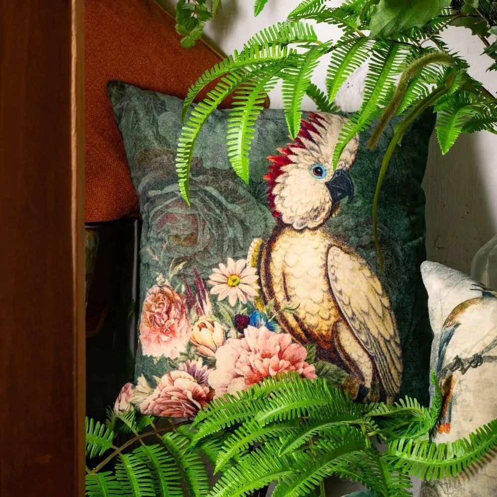 Zelený sametový polštář s dekorem květin a kakadu Cockatoo - 45*45*17cm Mars & More - LaHome - vintage dekorace