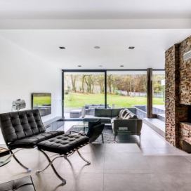 Moderní obývací pokoj s výhledem