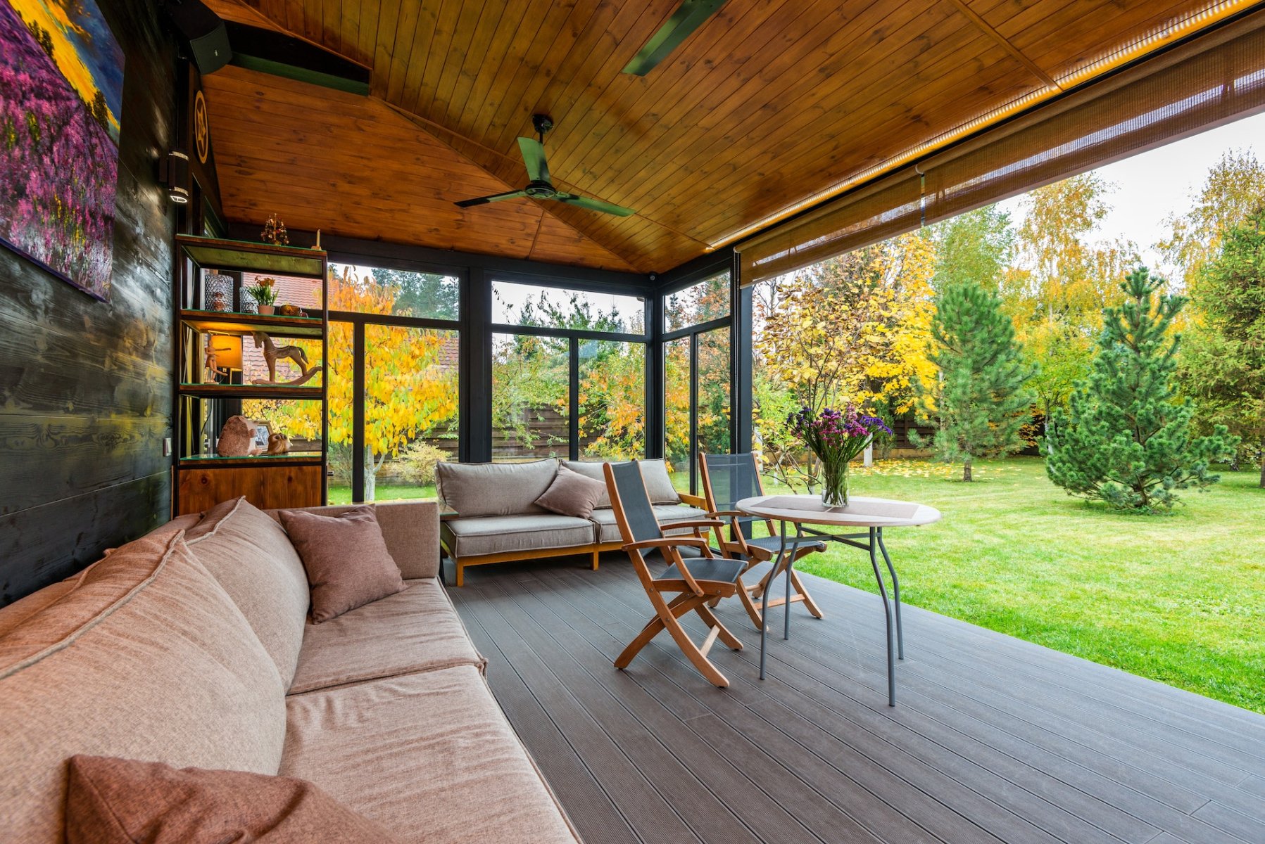 Dřevěná veranda s výhledem do zahrady - 