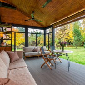 Dřevěná veranda s výhledem do zahrady Pavlina Musilová