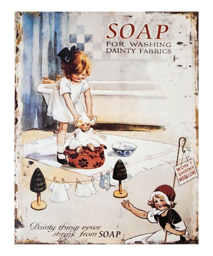 Béžová antik nástěnná kovová cedule děvčátko s panenkou Soap - 20*25 cm Ostatní - LaHome - vintage dekorace