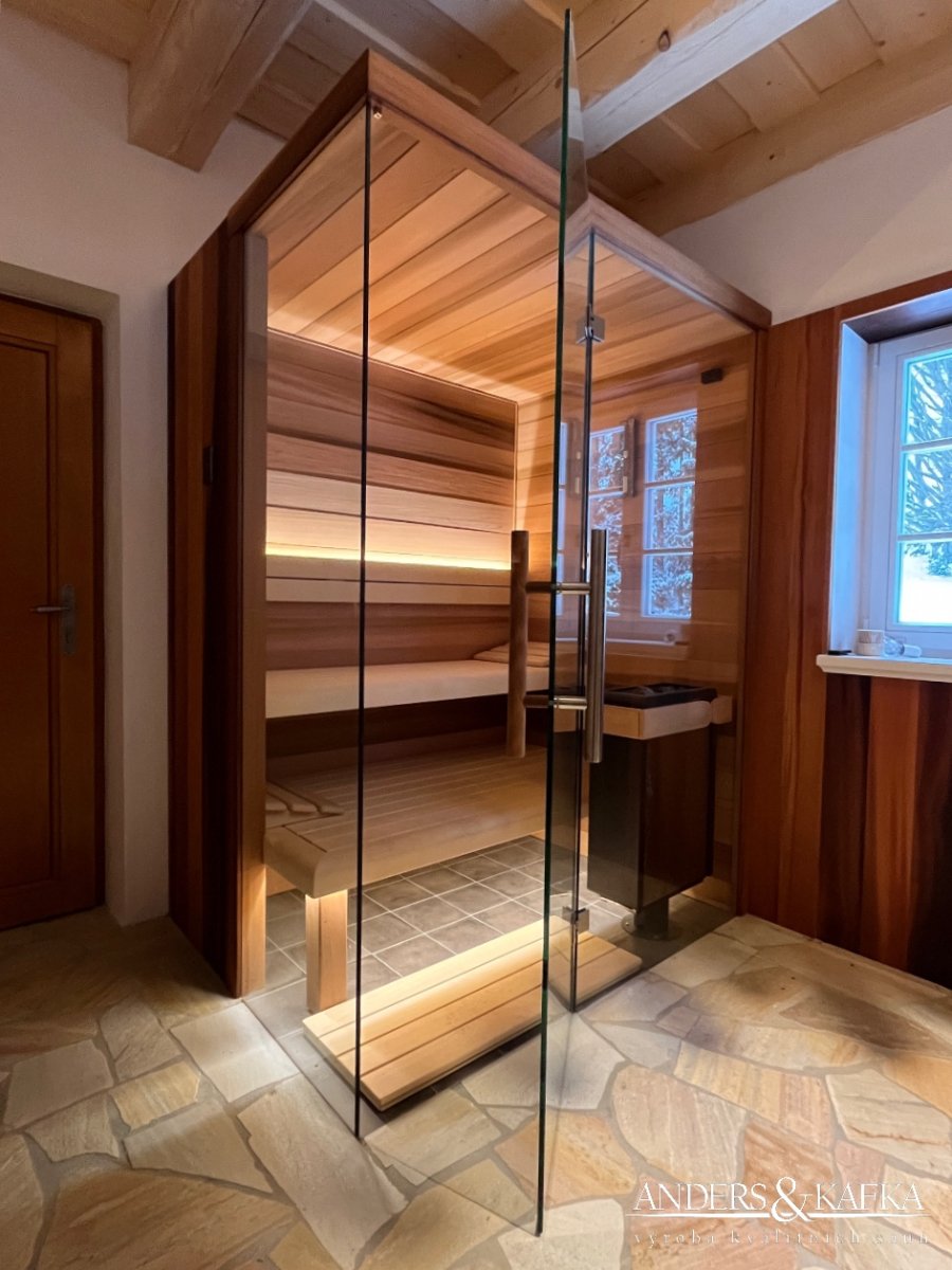 Luxusní finská sauna s prosklenou čelní stěnou - 