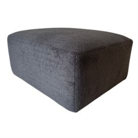 Tmavě šedý bouclé taburet Kave Home Blok 90 x 70 cm